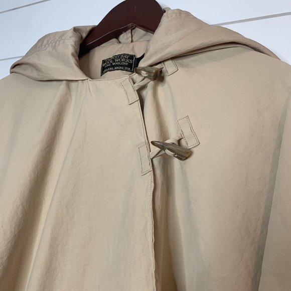 CASCO BAY WOOL WORKS Cape One Size Khaki Beige Horn Toggle Buttons Circular VTG - Picture 3 of 9